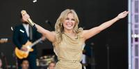 Kylie Minogue sul palco del Glastonbury festival (da PopSugar)