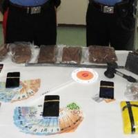 La droga e altro materiale sequestrato dai carabinieri