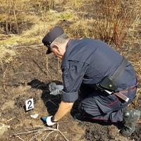 I carabinieri forestali raccolgono i reperti dopo l'incendio
