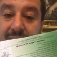 Salvini mentre sbandiera due biglietti della lotteria di Sella di Corno (foto Il Centro)