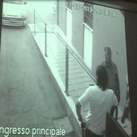 Un frammento del nuovo video mostrato dai vigili urbani e nel quale si vede il consigliere comunale Foschi all'ingresso del comando di polizia