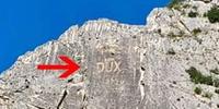 La scritta Dux ricomparsa sulla parete rocciosa di Villa Santa Maria