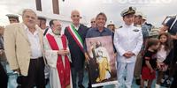 Al centro il sindaco Carlo Masci e Riccardo Padovano con il manifesto (e non la statua) di Sant'Andrea (foto di Giampiero Lattanzio)