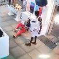 L'aggressione allo straniero sanguinante nel negozio da parte dell'altro nigeriano