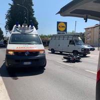 L'ambulanza e sull'asfalto la moto del 26enne ferito a Tortoreto Lido (foto di Luciano Adriani)