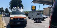 L'ambulanza e sull'asfalto la moto del 26enne ferito a Tortoreto Lido (foto di Luciano Adriani)