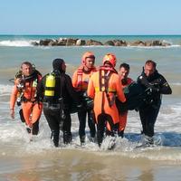 I soccorritori al Foro di Ortona riportano a riva uno dei corpi dei due fratellini annegati