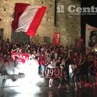 I tifosi del Teramo alla presentazione della squadra in piazza (foto di Luciano Adriani)