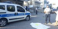 La polizia locale di Montesilvano, in via Vestina, sul luogo dell'incidente dove è morto un uomo di 82 anni