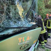 L'autobus su cui viaggiava la ragazza e i vigili del fuoco sul luogo dell'incidente