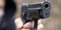 Punta una pistola contro i carabinieri e usa il figlio per evitare di andare in carcere, arrestato