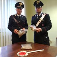 I carabinieri con le buste di eroina ritrovate nel parco giochi di Francavilla