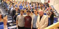 Il professor Kip Thorne posa con gli studenti al Gran Sasso Science Institute (foto Raniero Pizzi)