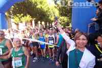 L'assessore dà al via alla maratona (foto di Giampiero Lattanzio)