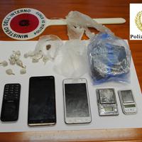 La droga e altro materiale sequestrato dalla squadra mobile di Teramo nell'abitazione di Torricella Sicura