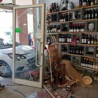 L'auto che ha sfondato la vetrata del bar Camplese a Pineto