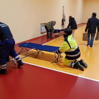 La Protezione civile allestisce i soccorsi nella palestra di San Vincenzo Valle Roveto