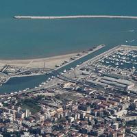 Veduta aerea della foce del fiume Pescara e dell'area portuale nel centro della città