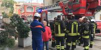 L'intervento dei vigili del fuoco al quartiere Cona di Teramo (fotoservizio di Luciano Adriani)