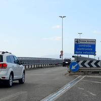 L'inizio dell'Asse attrezzato da Pescara e il cartello che avverte dei controlli sulla velocità (foto G. Lattanzio)
