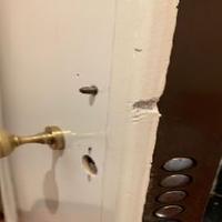 La porta di casa danneggiata dalle due ladruncole