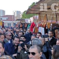 Salvini (al centro) al mercato di via Pepe a Pescara (foto di Giampiero Lattanzio)