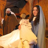 La madonna con il bambinello nel presepe vivente di Camarda (fotoservizio di Raniero Pizzi)