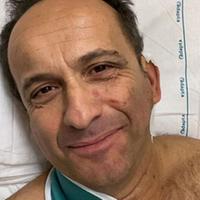 Uccio De Santis in un letto d'ospedale dopo l'incidente