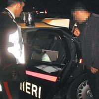Ubriaco alla guida: test con l'etilometro dei carabinieri