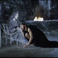 Ulisse sconvolto di vedere sua madre nell’Ade in una scena della miniserie televisiva “L’Odissea”