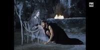 Ulisse sconvolto di vedere sua madre nell’Ade in una scena della miniserie televisiva “L’Odissea”