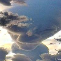 La sagoma dell'alieno disegnata dal vento con le nuvole sul Gran Sasso (foto da fb Loris Mattioli)