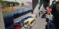 Ambulanze del 118 e della Misericordia sulla banchina sud per un uomo caduto nel fiume Pescara (foto Buccilli)