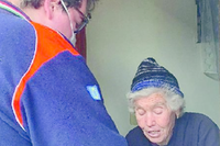 Un volontario della Croce rossa italiana impegnato nella distribuzione di medicinali a domicilio agli anziani di Tagliacozzo