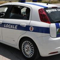 Un'auto della polizia municipale di Sulmona