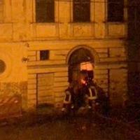I vigili del fuoco all'ingresso della casa nel centro storico di Loreto Aprutino