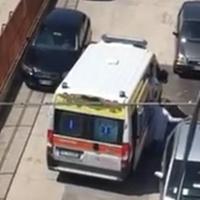 L'ambulanza riporta a casa la paziente dopo 35 giorni di ospedale