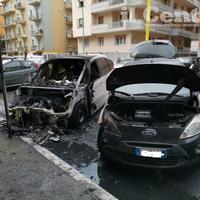 Le auto distrutte dalle fiamme in via Malagrida (foto di Giampiero Lattanzio)