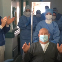 Donato Basilico, 83 anni, di Atri, lascia l'ospedale tra gli applausi del personale medico e infermieristico