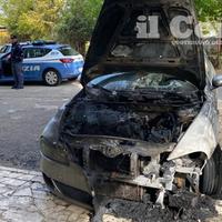 Una delle tre auto bruciate in via XX Settembre