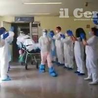 Gli infermieri salutano l'ultimo ricoverato covid nell'ospedale di Chieti