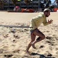 Marco Tumminello durante un esercizio di potenziamento muscolare sulla sabbia