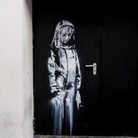 Il portale del Bataclan che raffigura la donna in lutto di Banksy ritrovato in Abruzzo