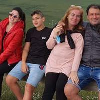 Marzia Merlin e il marito Domenico Pagliara con i figli, una settimana fa in visita a Santa Rita da Cascia