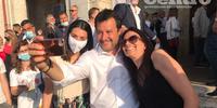 Selfie con Salvini (foto Antonio Oddi)
