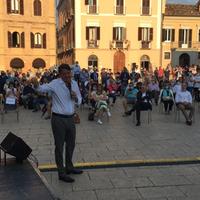 Il leader di Italia Viva, Matteo Renzi, in piazza a Teramo (fotoservizio di Luciano Adriani)