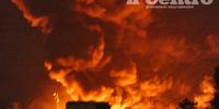 L'imponente incendio del capannone industriale ad Avezzano (foto Pietro Guida)