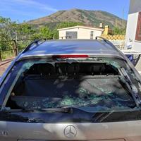 L'auto dell'avvocato vandalizzata in un parcheggio a Celano