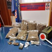La droga sequestrata dai carabinieri in una casa di Vasto