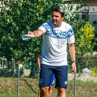 Massimo Oddo dirige il primo allenamento a Poggio degli Ulivi (foto Pescara calcio)
